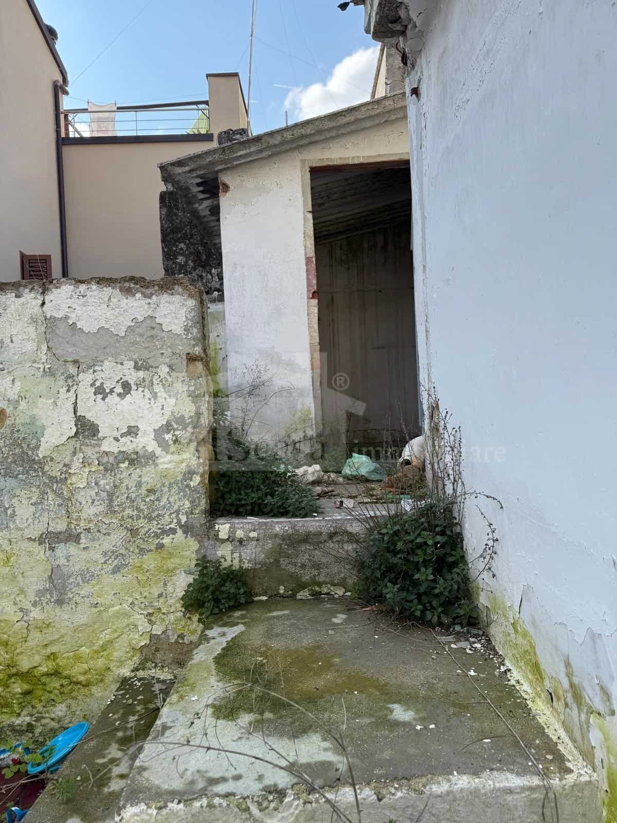 Ab. indipendente da ristrutturare con cantinola