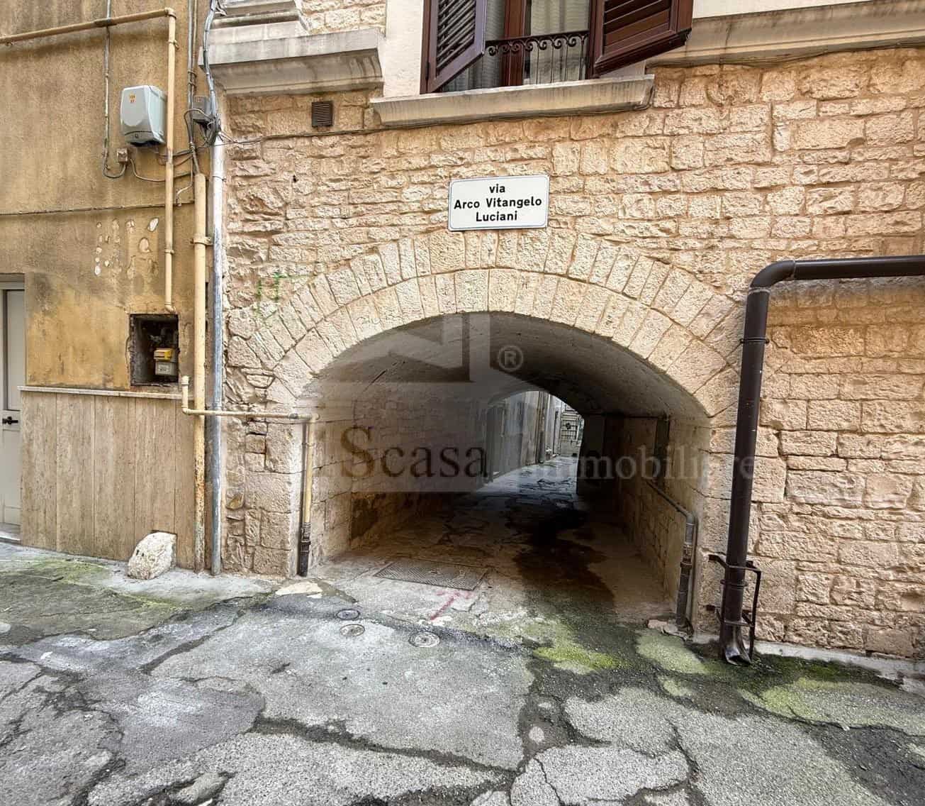 Ab. indipendente da ristrutturare con cantinola