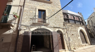 Storico locale commerciale con soppalco – vendita e locazione