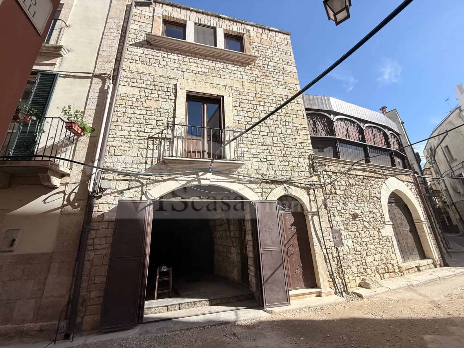 Storico locale commerciale con soppalco – vendita e locazione