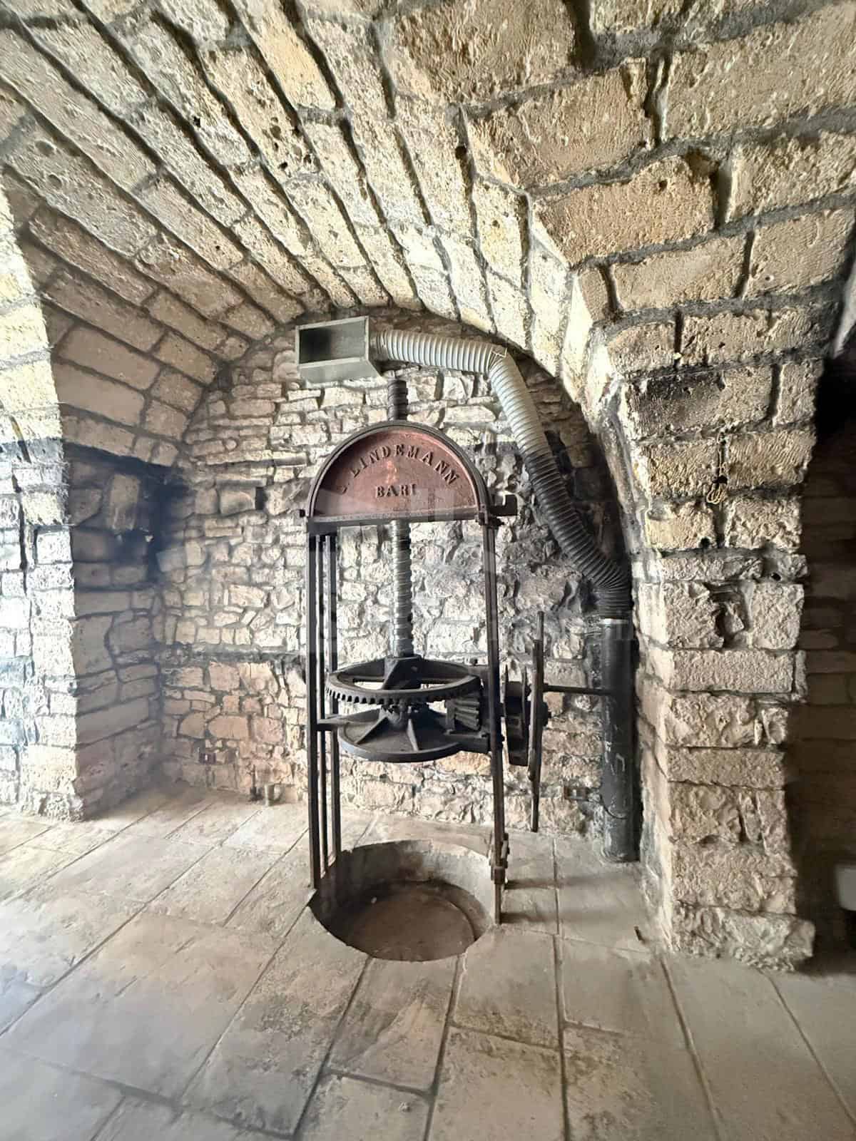 Storico locale commerciale con soppalco – vendita e locazione