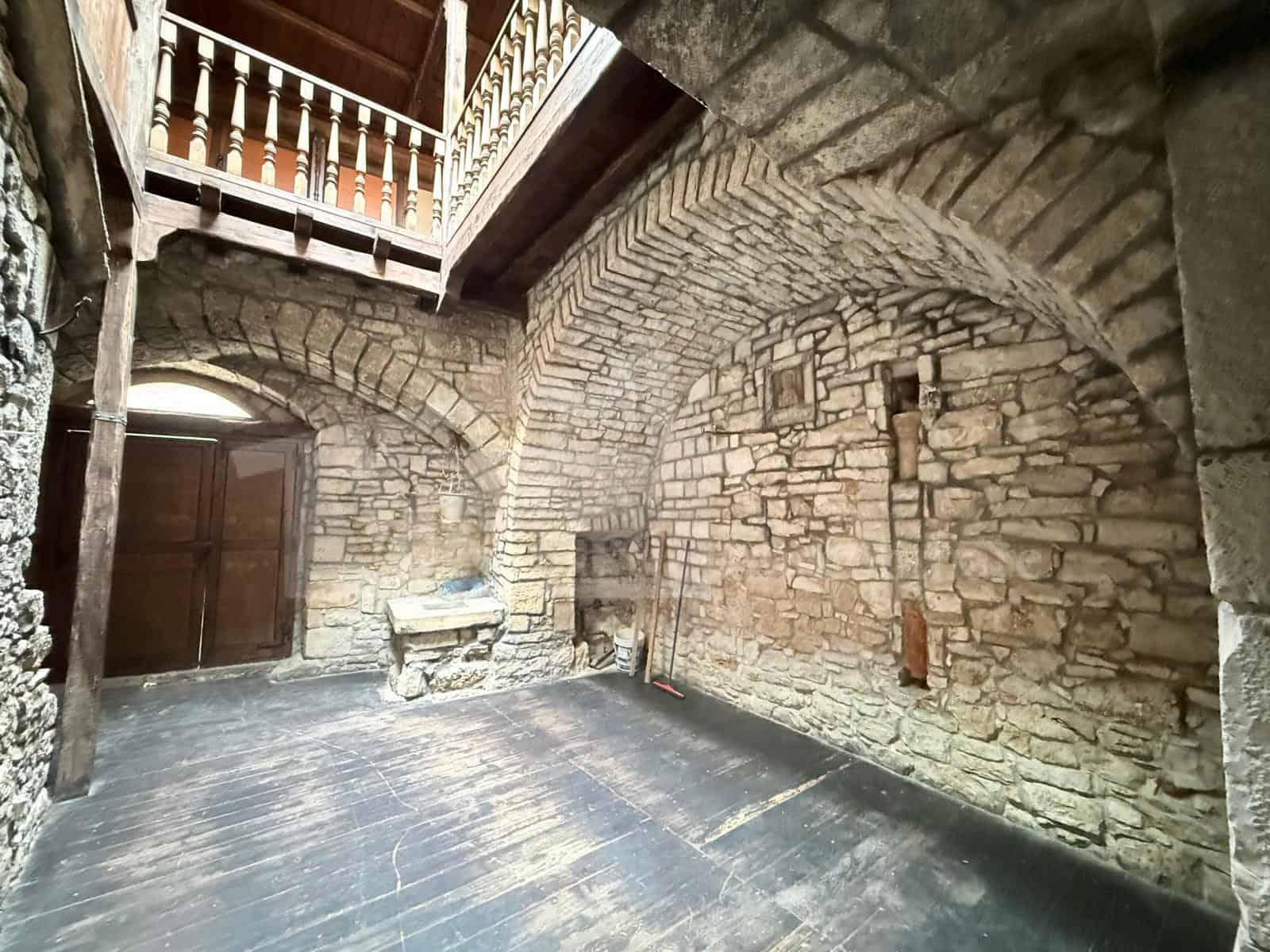 Storico locale commerciale con soppalco – vendita e locazione