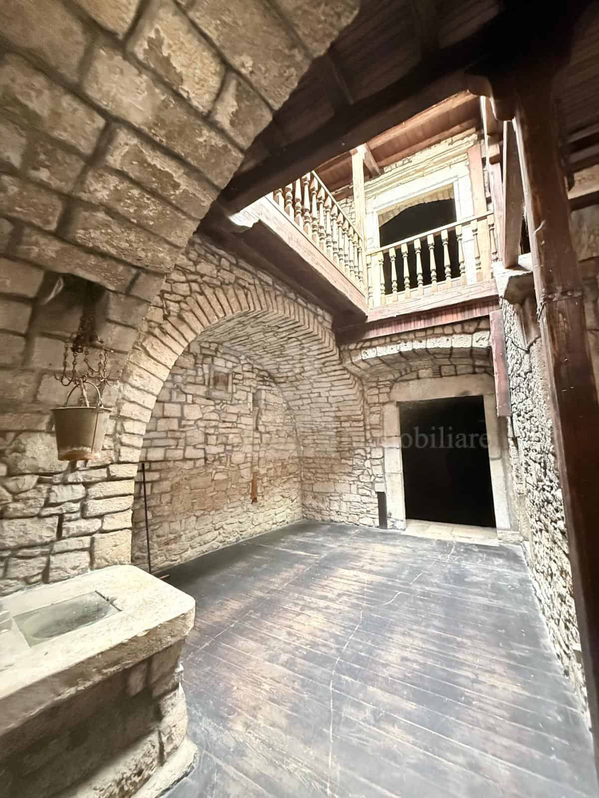 Storico locale commerciale con soppalco – vendita e locazione