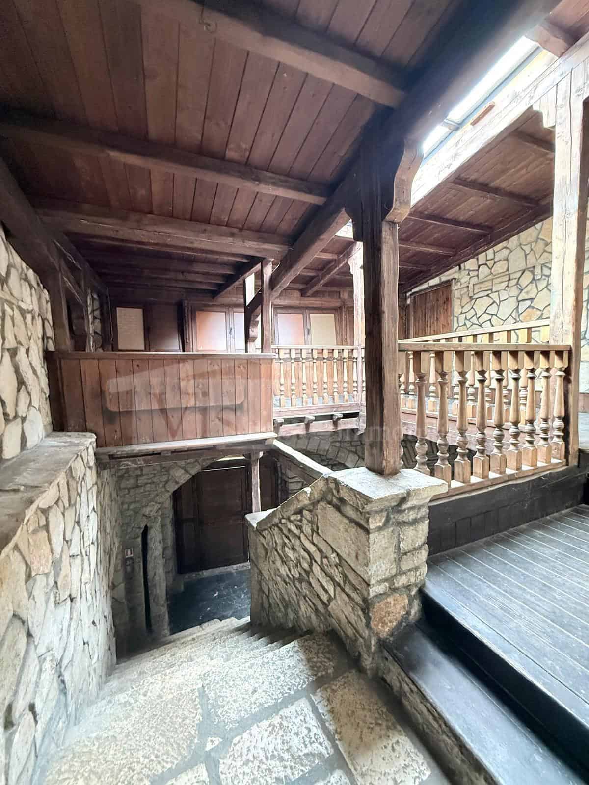 Storico locale commerciale con soppalco – vendita e locazione