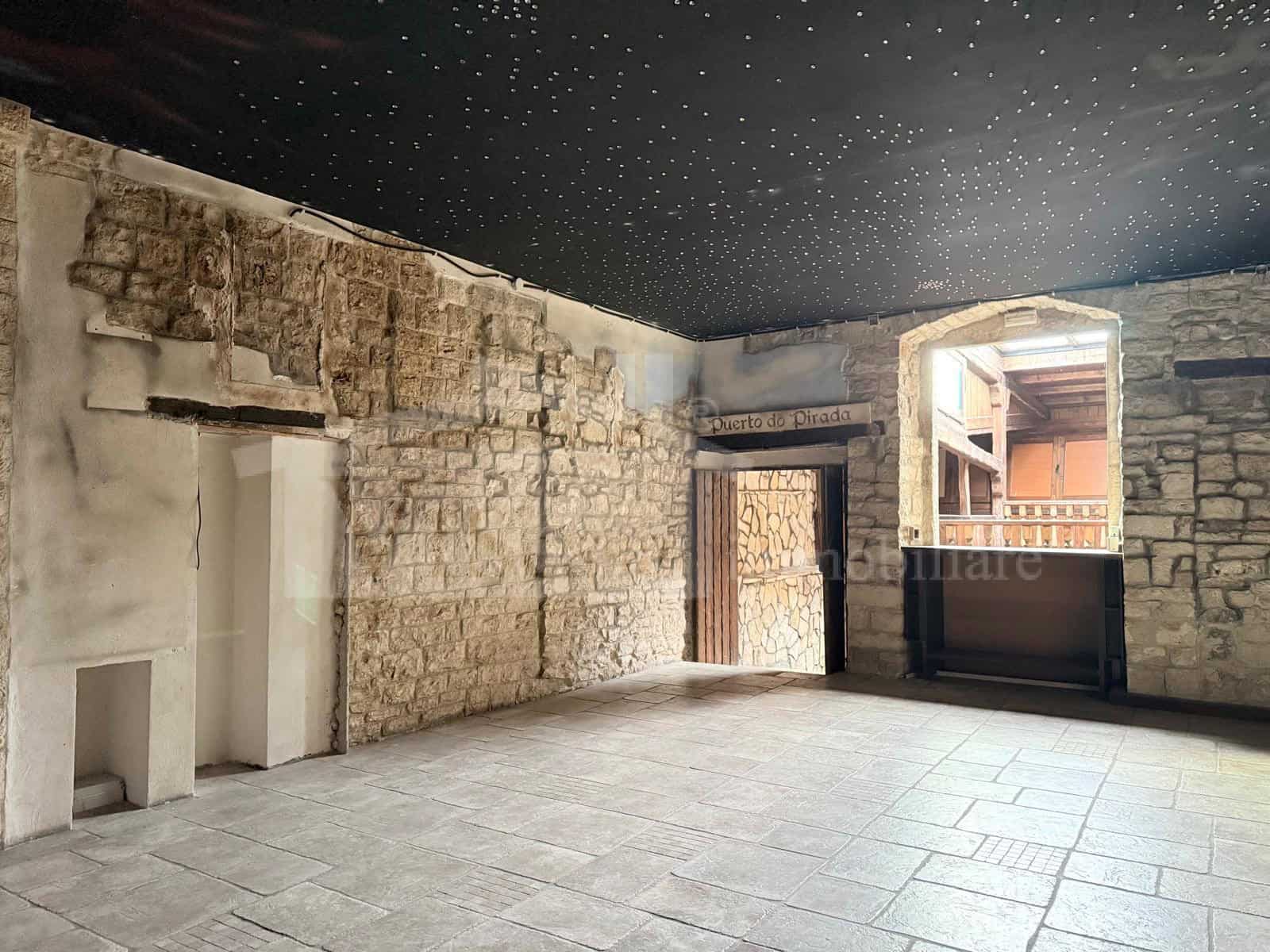 Storico locale commerciale con soppalco – vendita e locazione