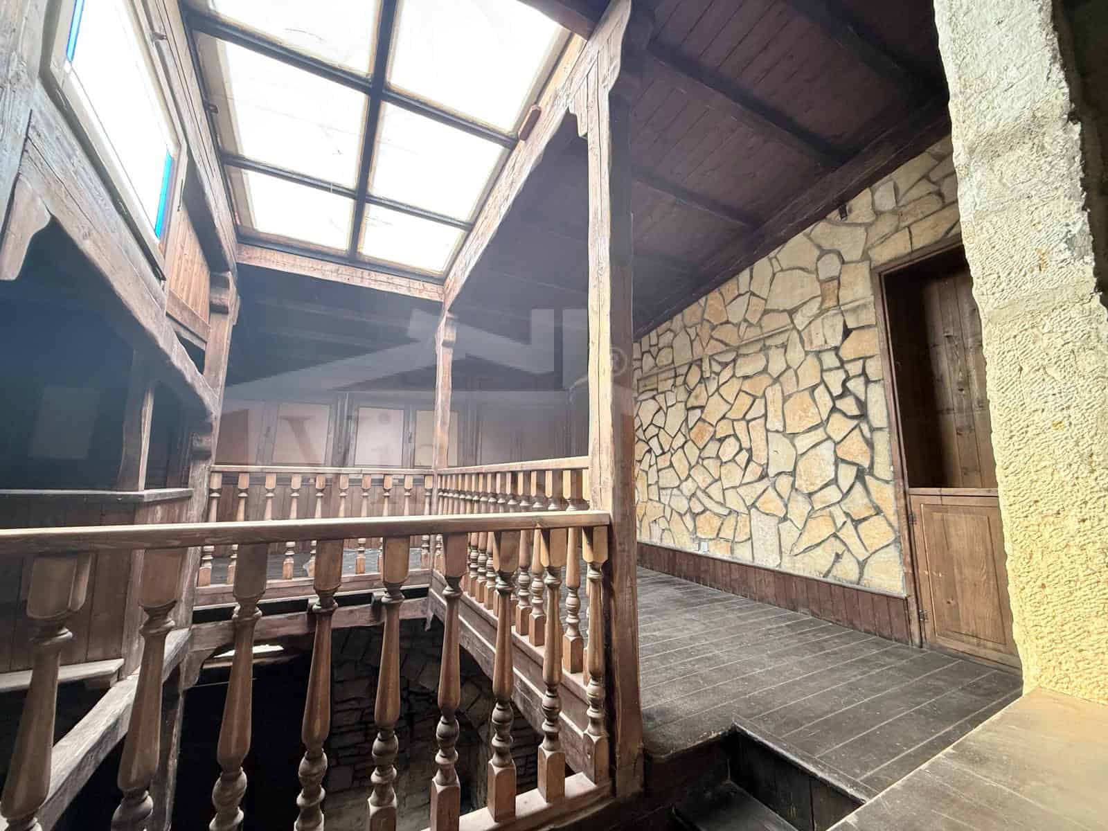 Storico locale commerciale con soppalco – vendita e locazione