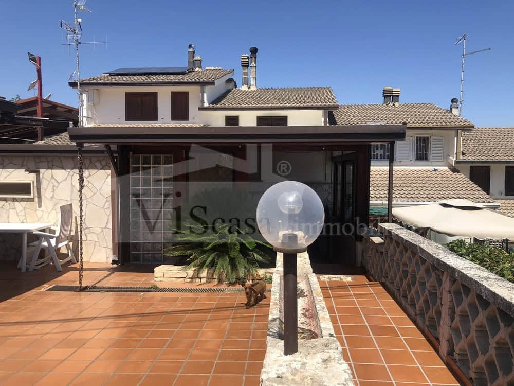 Villa a schiera bilivelli con giardino