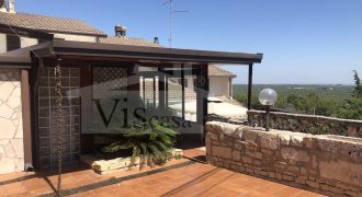 Villa a schiera bilivelli con giardino