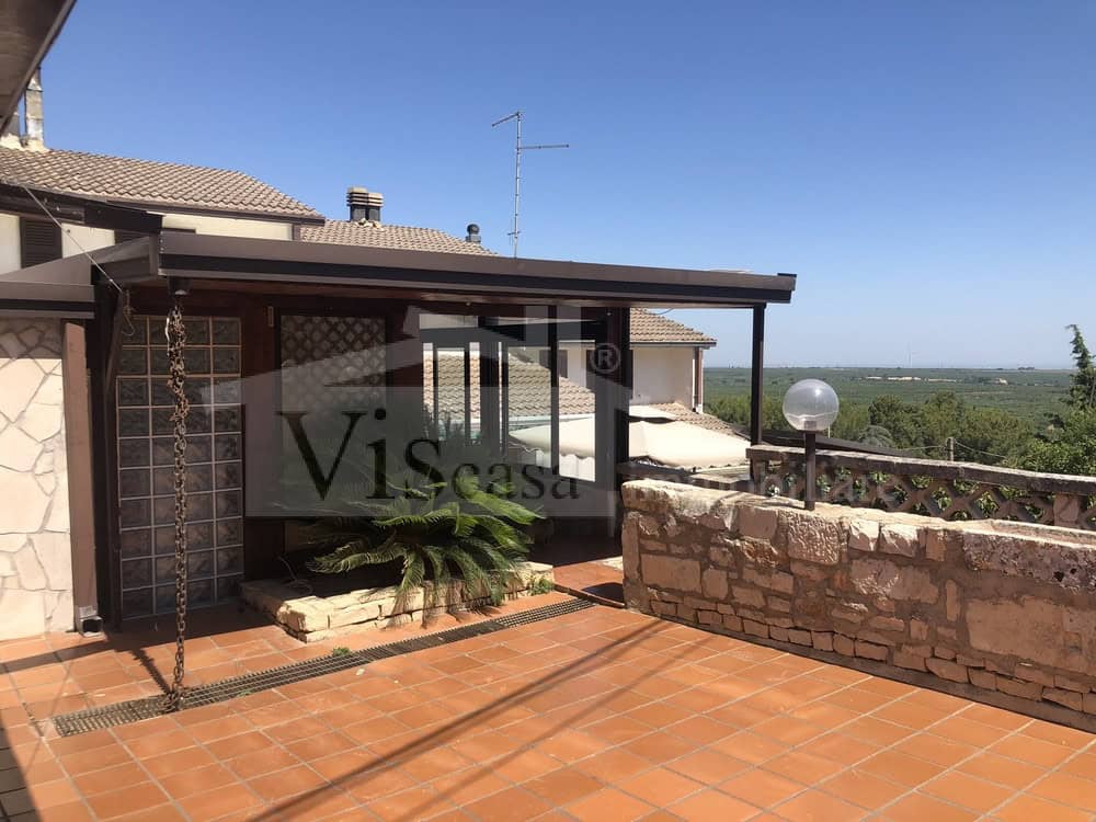 Villa a schiera bilivelli con giardino