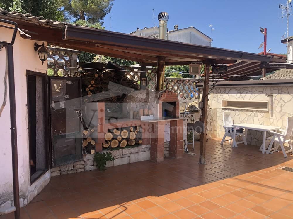 Villa a schiera bilivelli con giardino