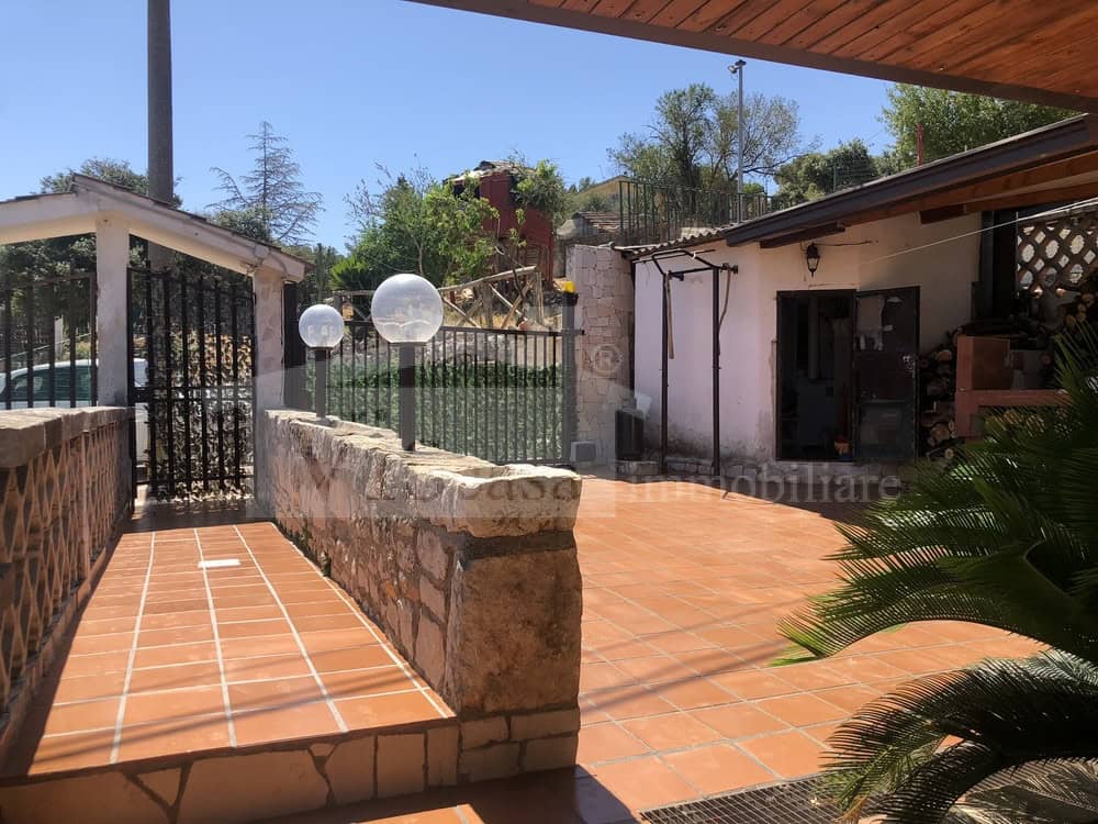 Villa a schiera bilivelli con giardino