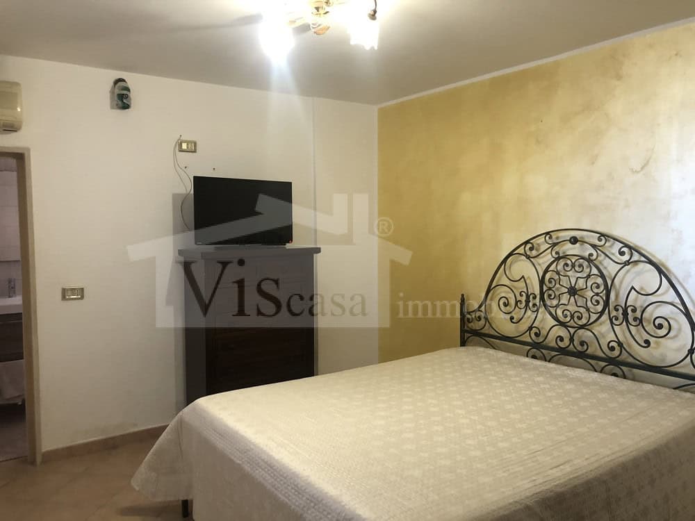 Villa a schiera bilivelli con giardino