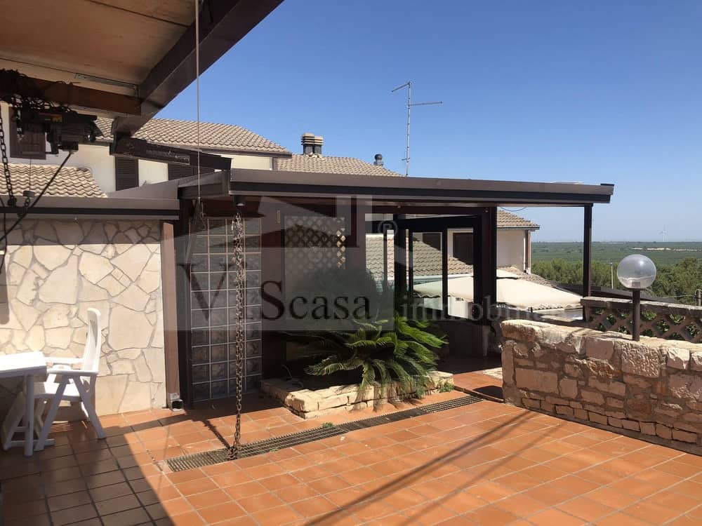 Villa a schiera bilivelli con giardino