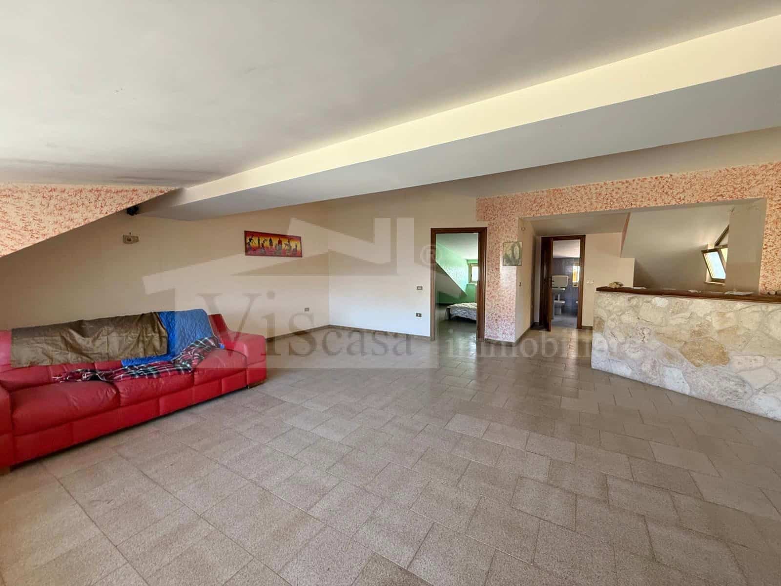 Mansarda con terrazzino, da ristrutturare