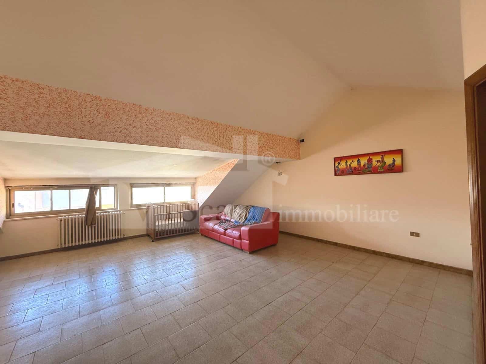 Mansarda con terrazzino, da ristrutturare