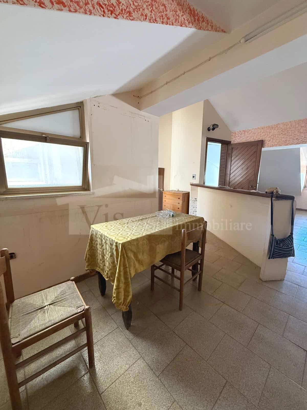 Mansarda con terrazzino, da ristrutturare