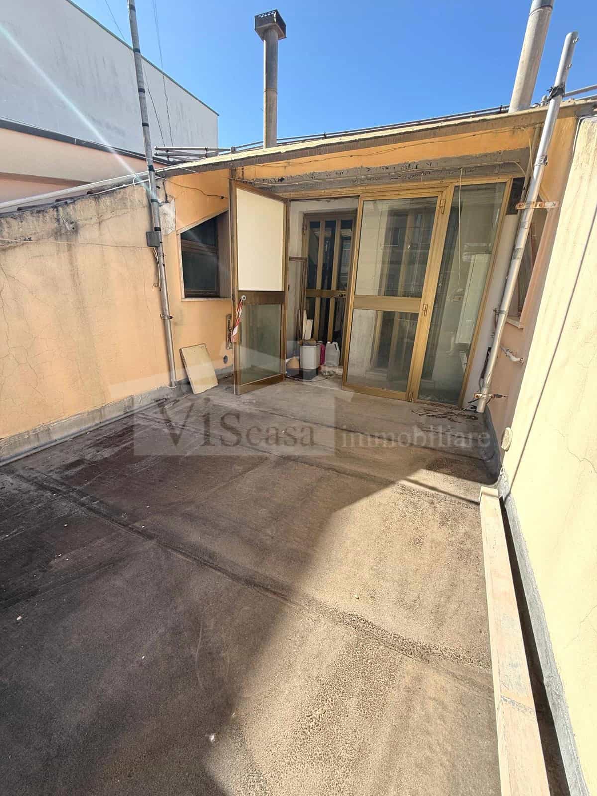 Mansarda con terrazzino, da ristrutturare
