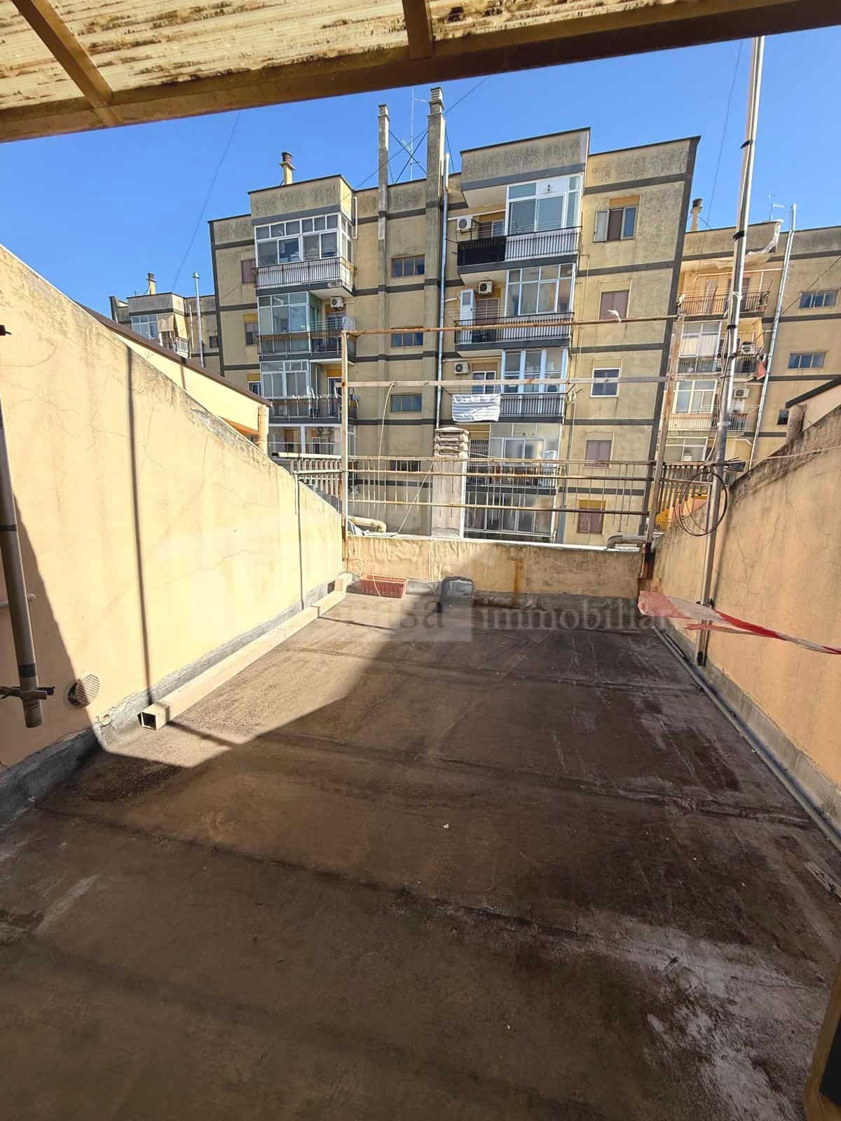 Mansarda con terrazzino, da ristrutturare