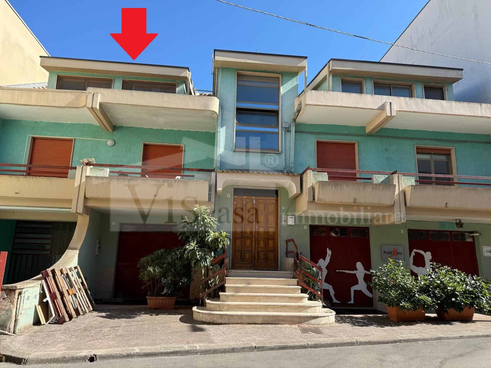 Mansarda con terrazzino, da ristrutturare