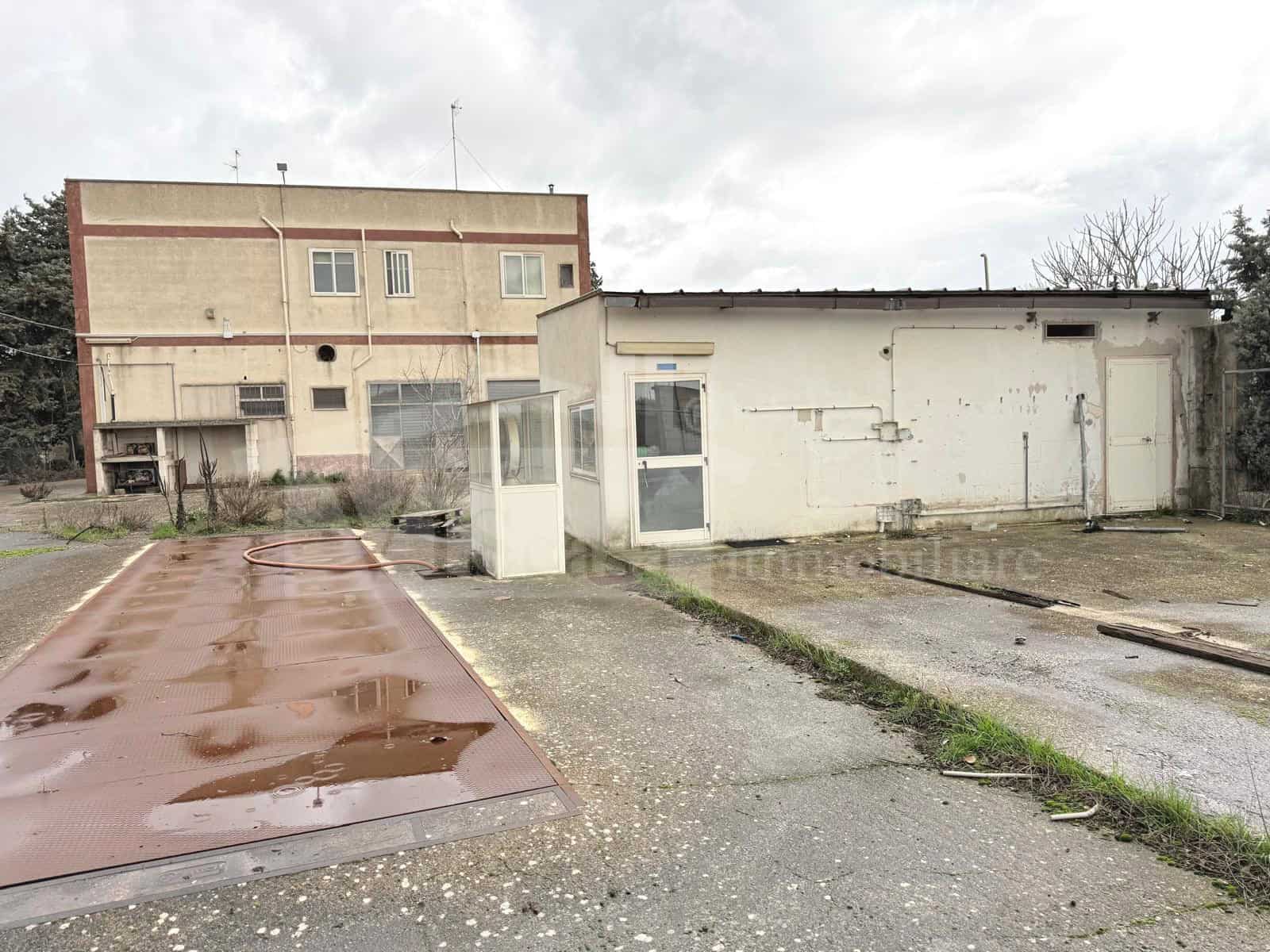 Capannone industriale con abitazione, depositi e uffici