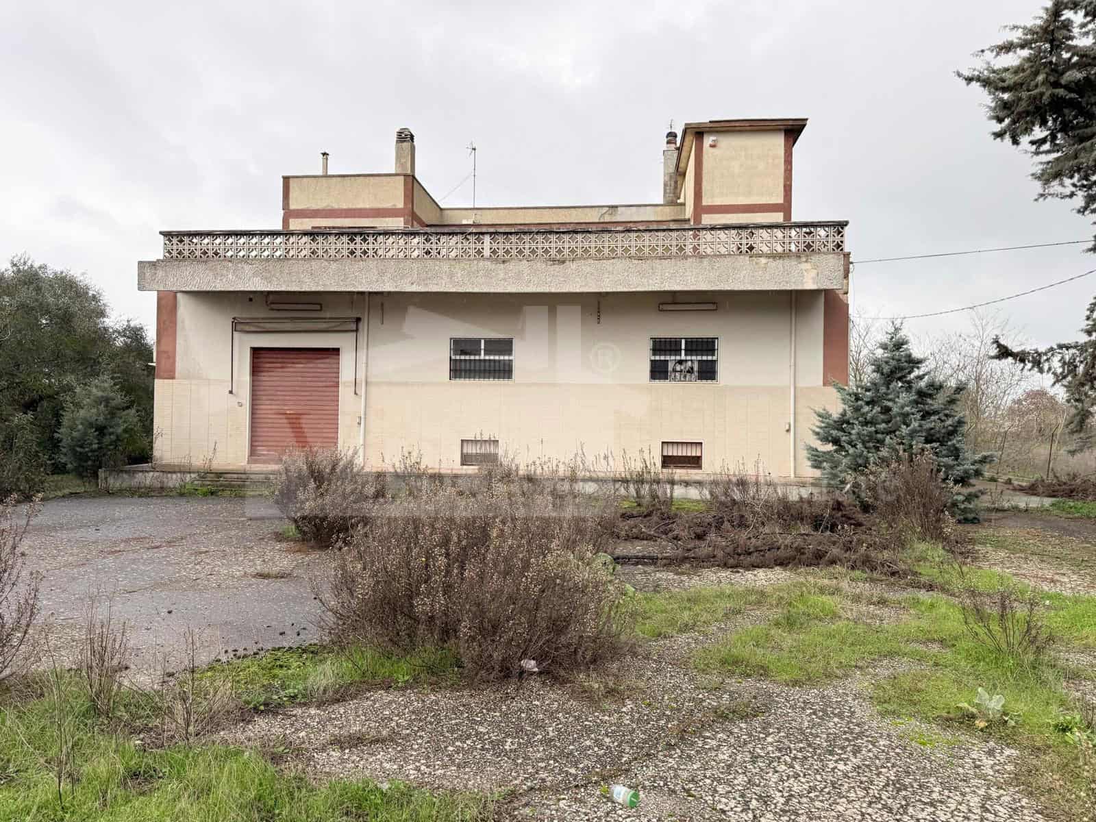 Capannone industriale con abitazione, depositi e uffici