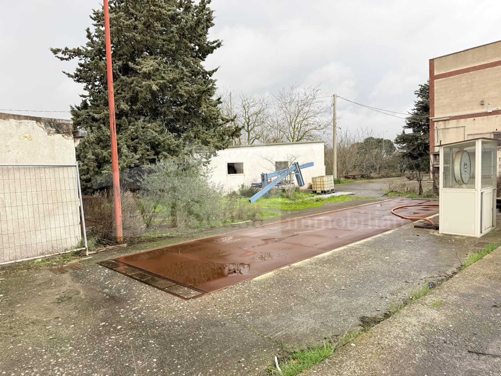 Capannone industriale con abitazione, depositi e uffici