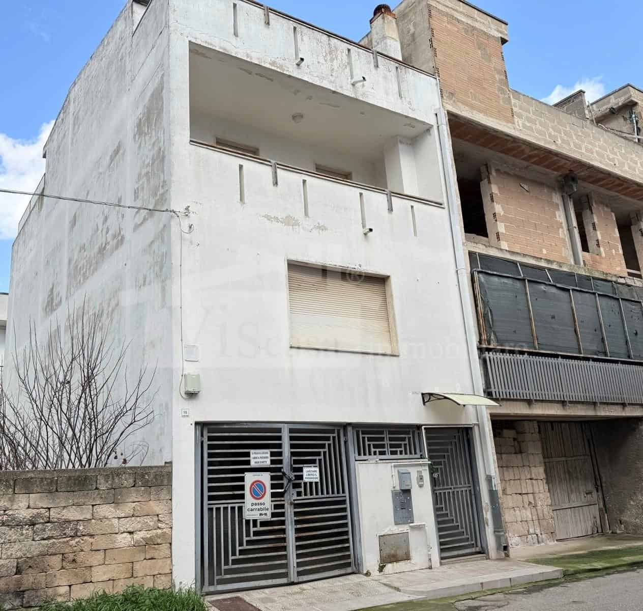 Ab. indipendente con tavernetta mansarda e ampi spazi esterni