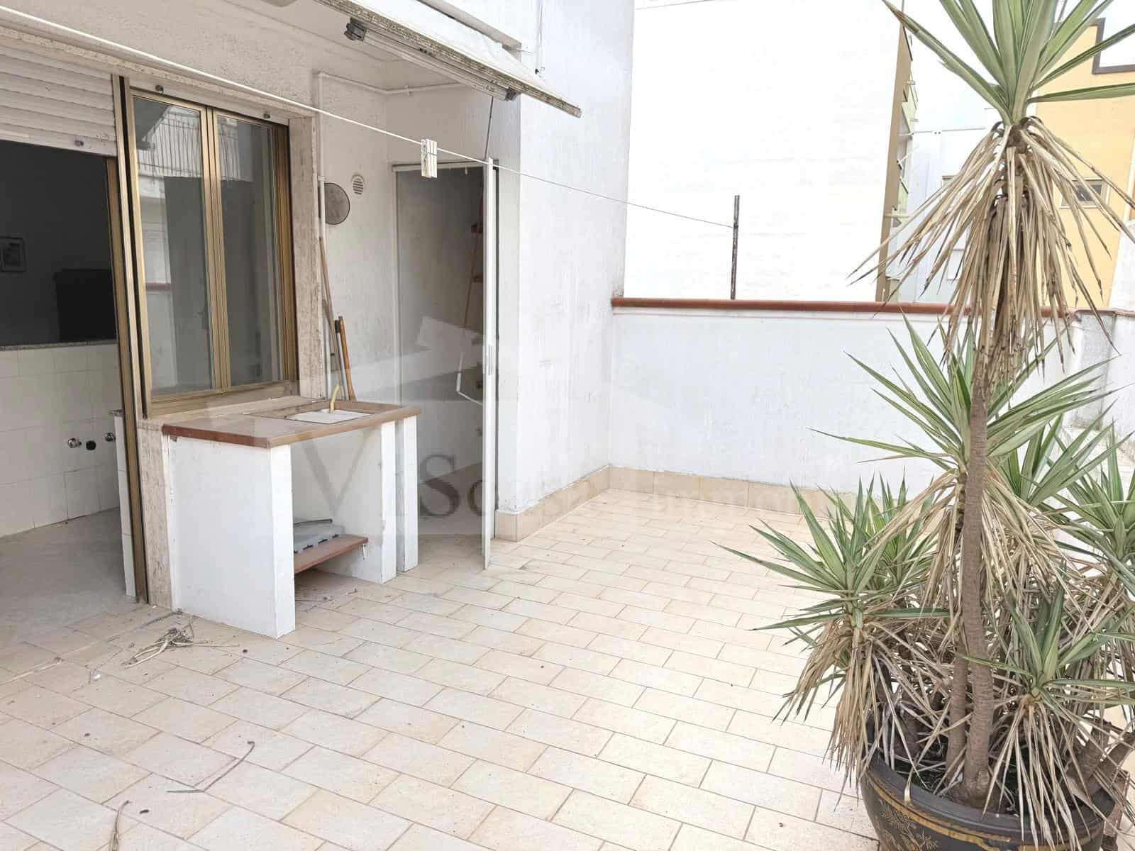 Ab. indipendente con tavernetta mansarda e ampi spazi esterni