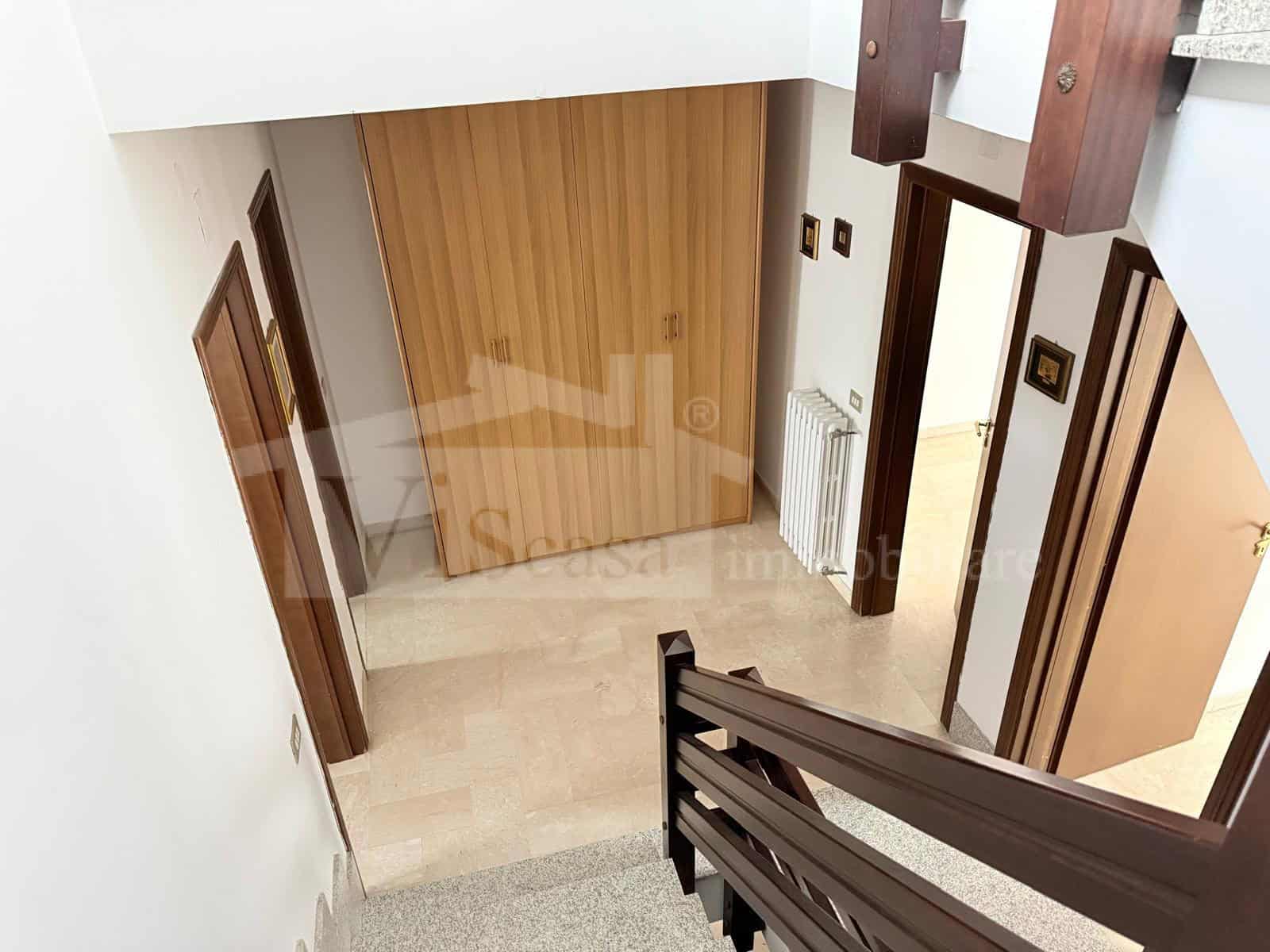 Ab. indipendente con tavernetta mansarda e ampi spazi esterni