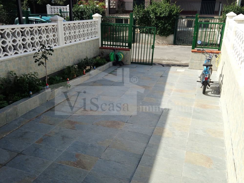 Villa a schiera su due livelli con giardino