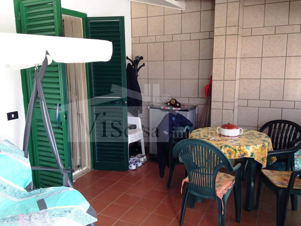 Villa a schiera su due livelli con giardino