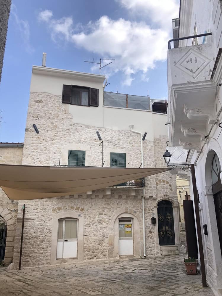 Intero stabile su tre livelli da rimodernare in centro storico