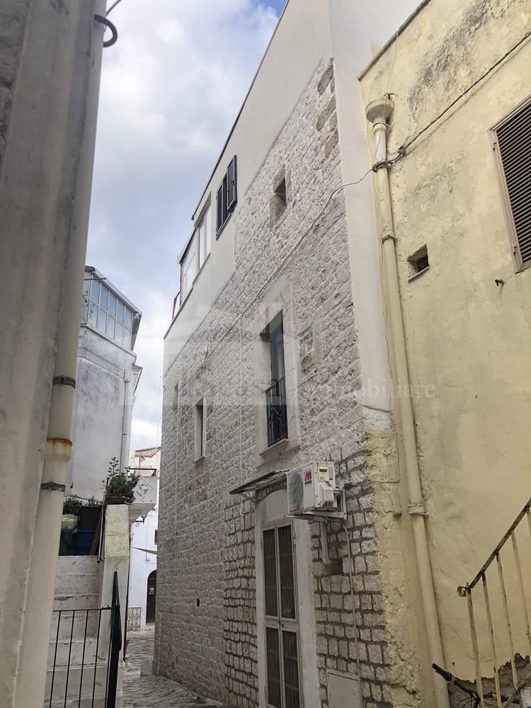 Intero stabile su tre livelli da rimodernare in centro storico