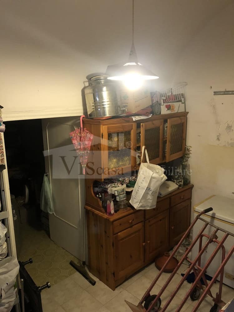 Intero stabile su tre livelli da rimodernare in centro storico