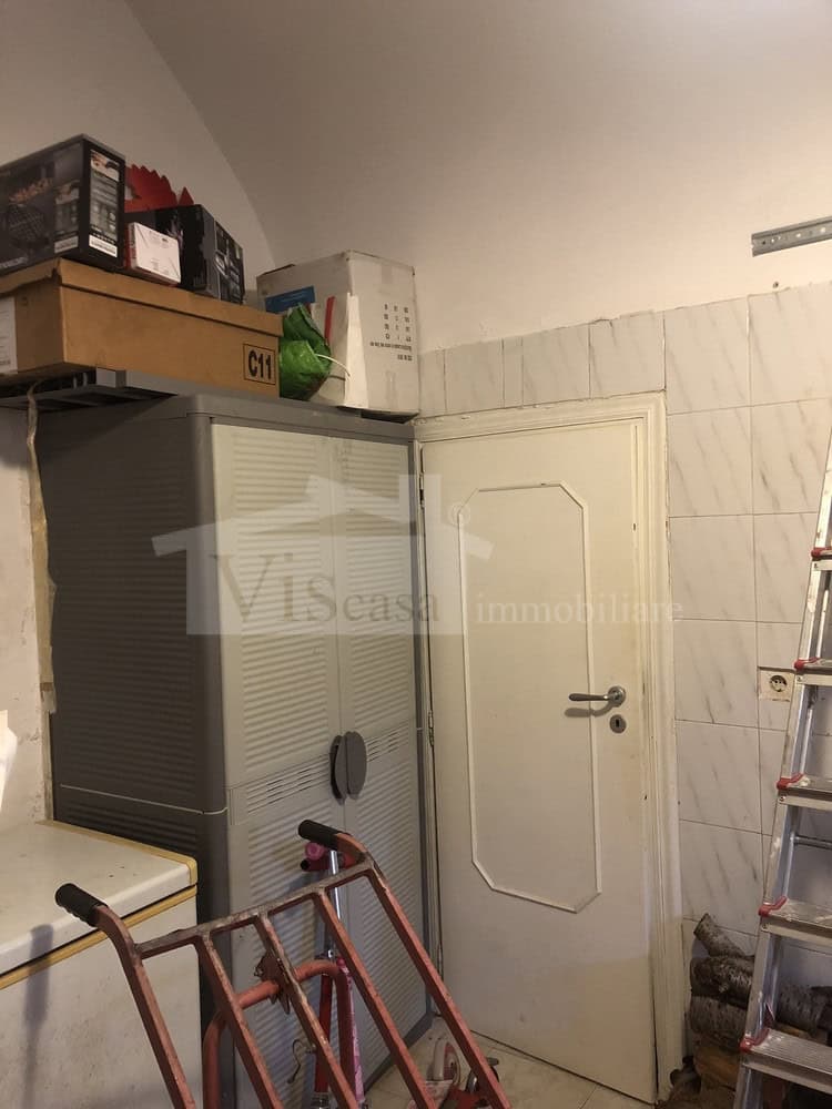 Intero stabile su tre livelli da rimodernare in centro storico