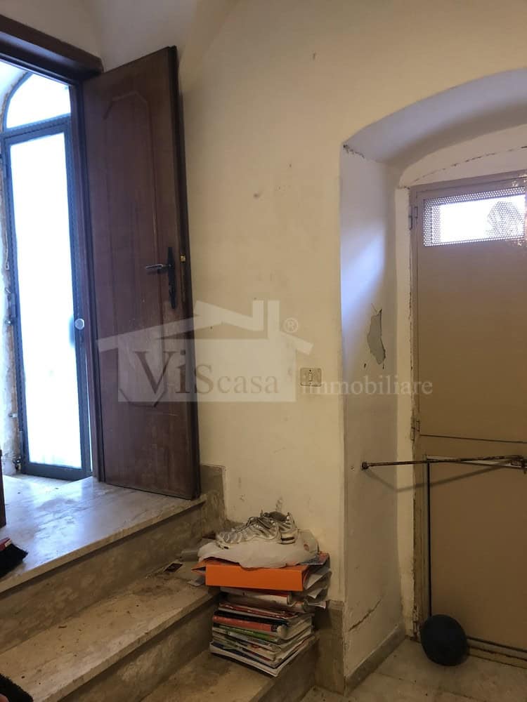 Intero stabile su tre livelli da rimodernare in centro storico