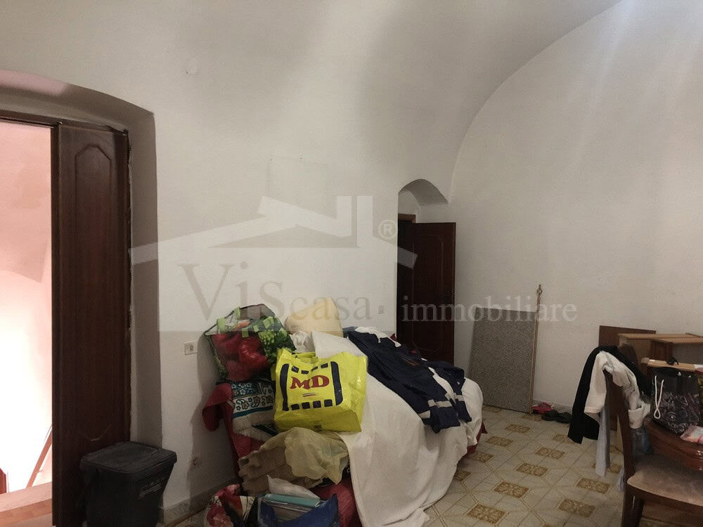 Intero stabile su tre livelli da rimodernare in centro storico