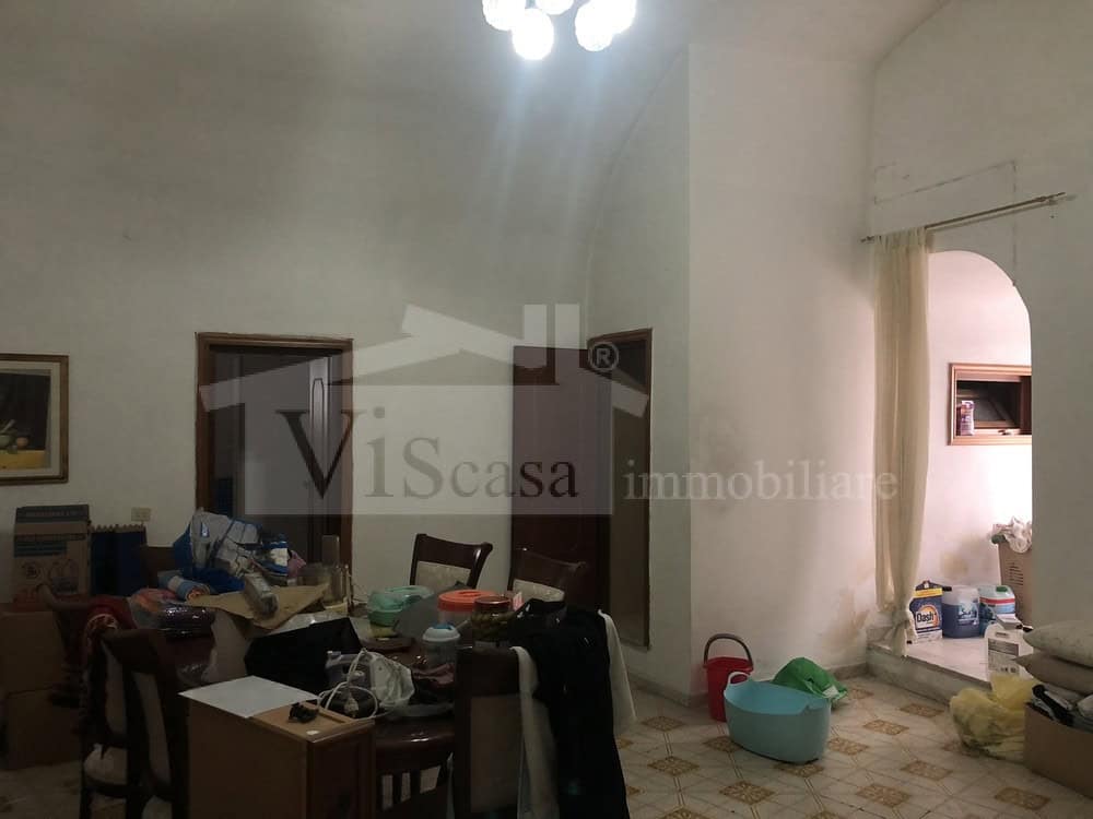 Intero stabile su tre livelli da rimodernare in centro storico