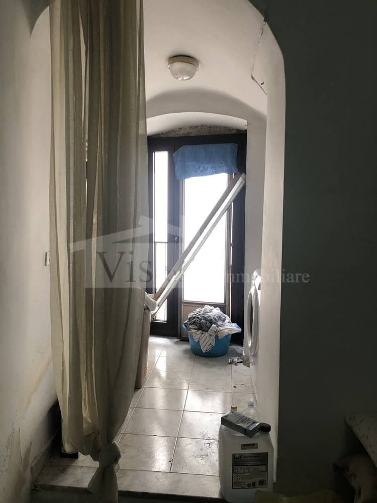 Intero stabile su tre livelli da rimodernare in centro storico