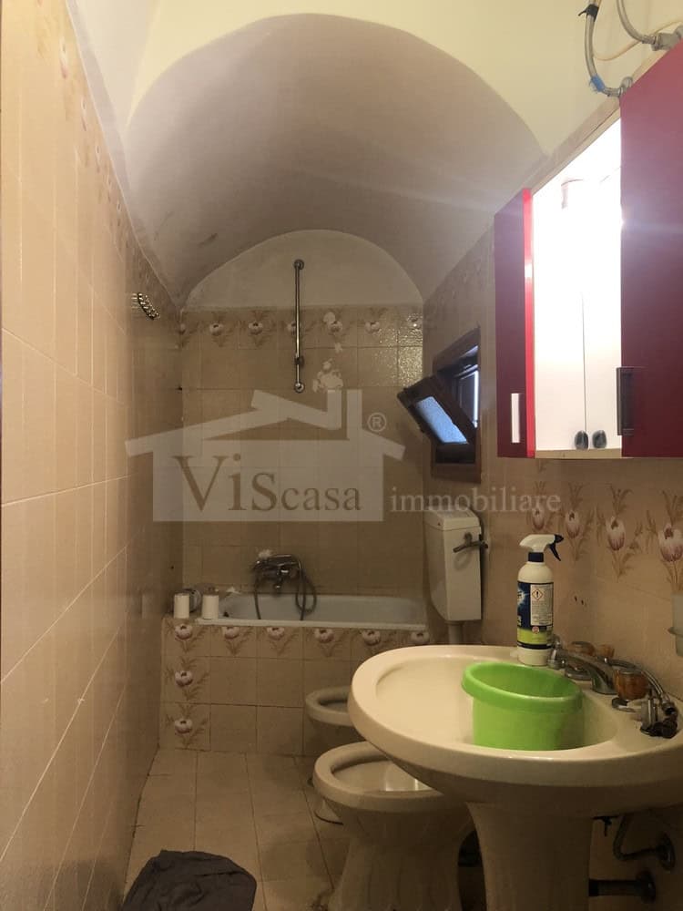 Intero stabile su tre livelli da rimodernare in centro storico