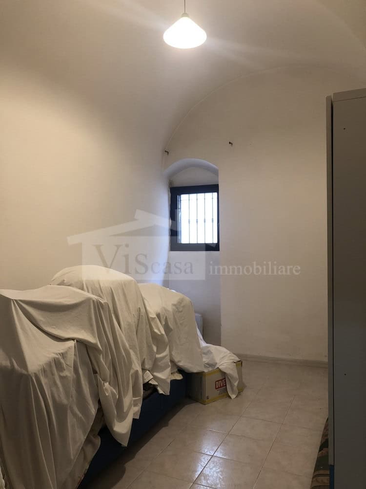 Intero stabile su tre livelli da rimodernare in centro storico