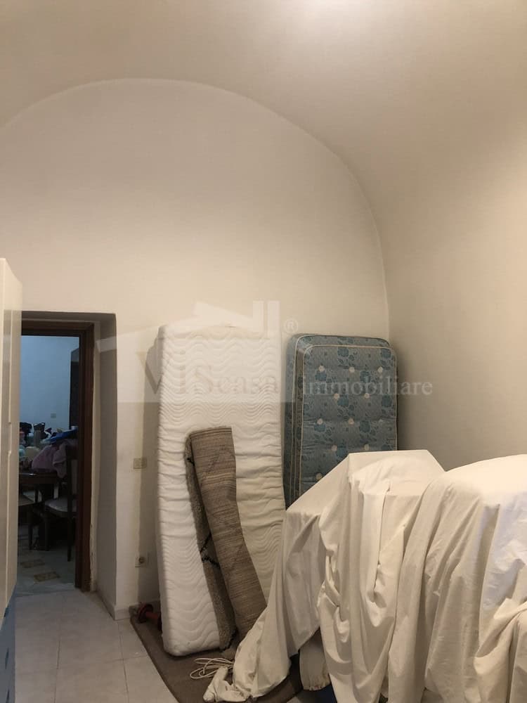 Intero stabile su tre livelli da rimodernare in centro storico