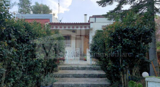 Villa con giardino angolare e deposito esterno