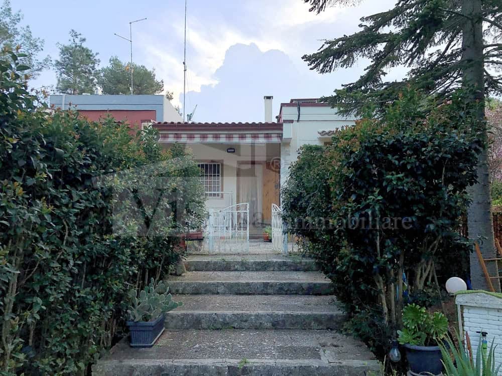 Villa con giardino angolare e deposito esterno