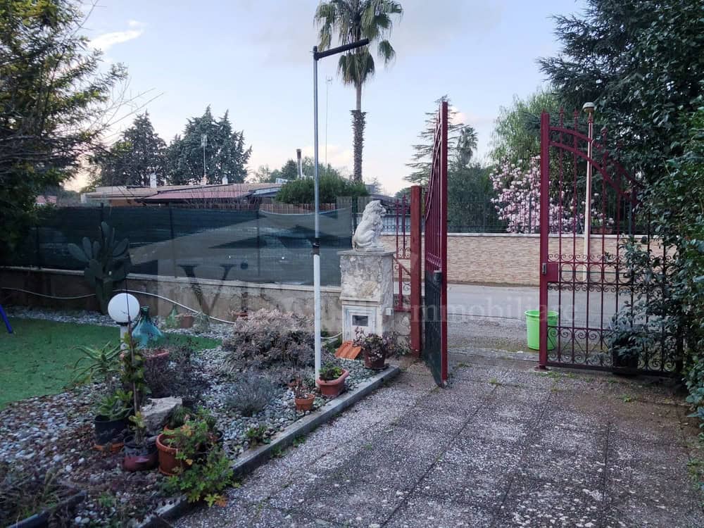 Villa con giardino angolare e deposito esterno