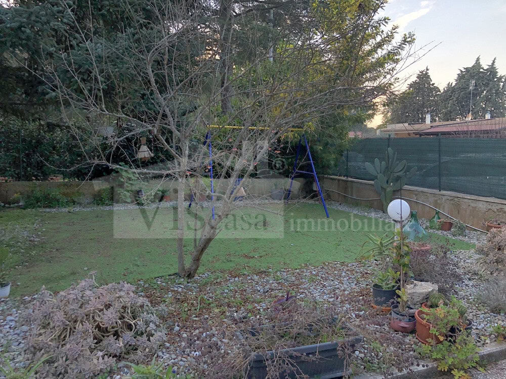 Villa con giardino angolare e deposito esterno