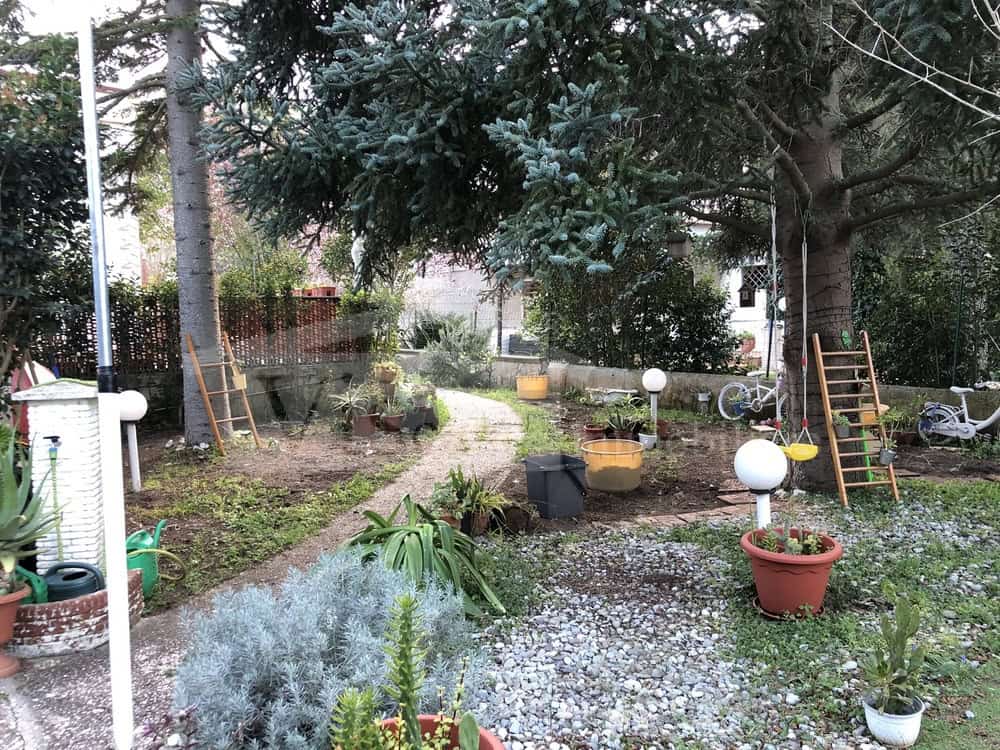 Villa con giardino angolare e deposito esterno
