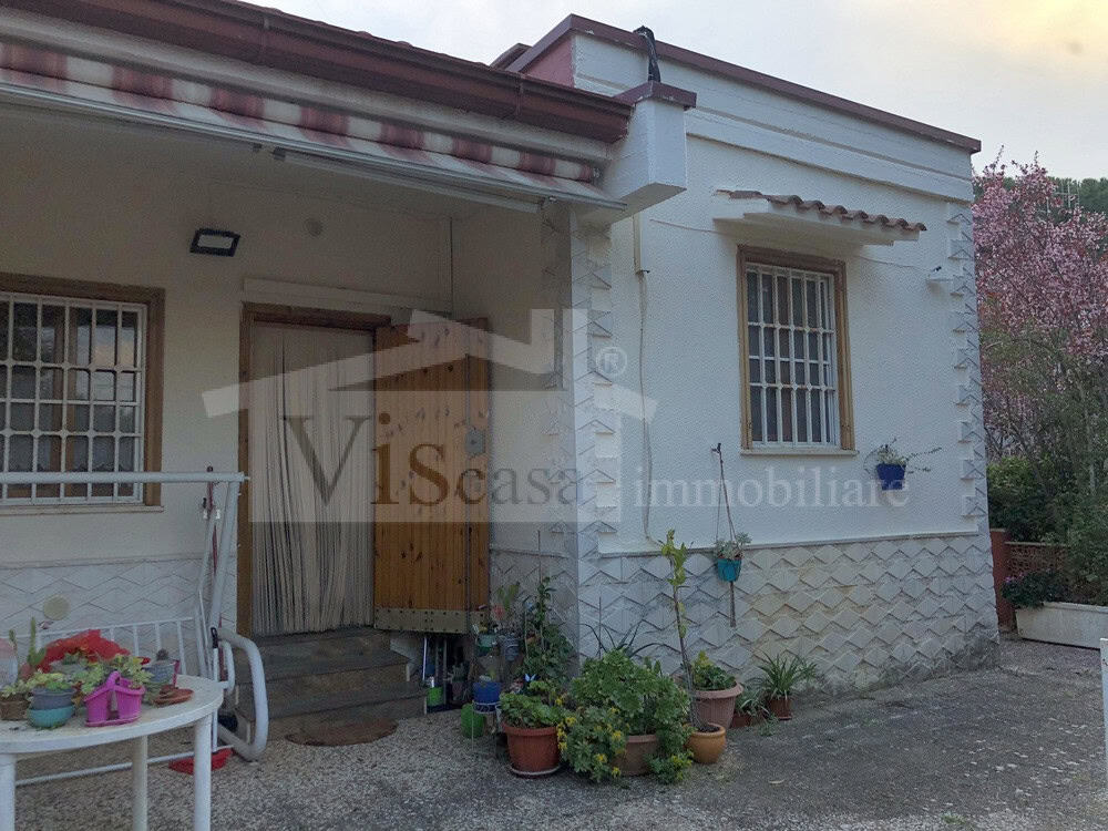 Villa con giardino angolare e deposito esterno
