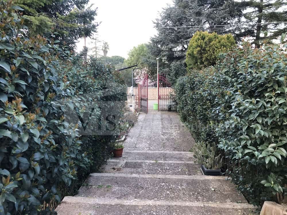 Villa con giardino angolare e deposito esterno