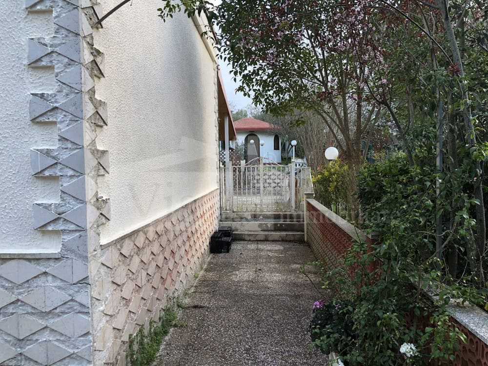 Villa con giardino angolare e deposito esterno